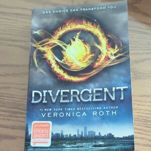 Divergent by Veronica Roth Paperback